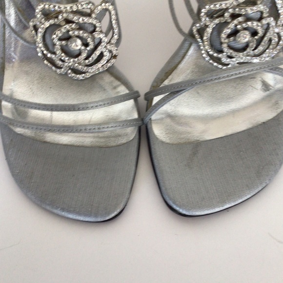 STUART WEITZMAN CRYSTAL FLOWER SANDALS SIZE 6 - Picture 9 of 16